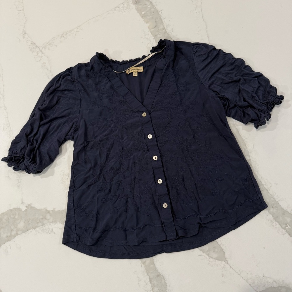Democracy Floral Embroidered Button Front Blouse Ruffle Trim Women’s Medium Navy